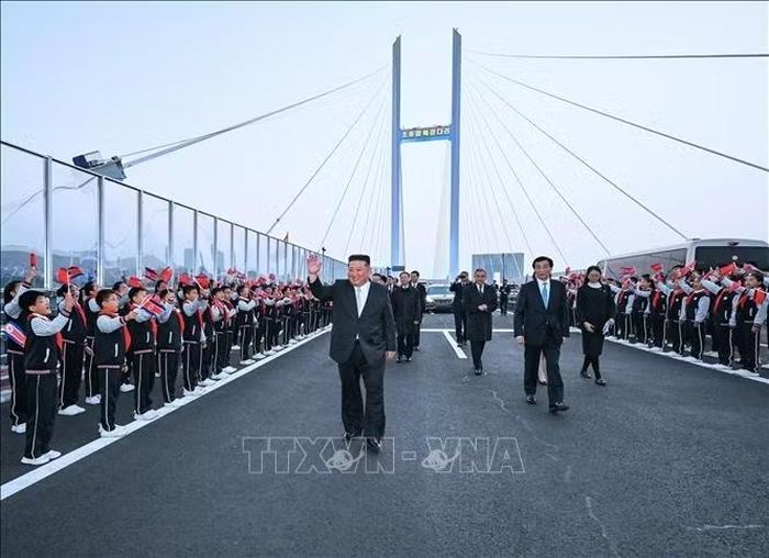 Nhà lãnh đạo Triều Tiên Kim Jong Un trong chuyến thăm thành phố Đan Đông, tỉnh Liêu Ninh, Trung Quốc ngày 24/10/2026. Ảnh: THX/TTXVN phát