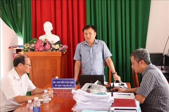 Bí thư chi bộ Nguyễn Văn Nhỏ chủ trì một buổi sinh hoạt chuyên đề cùng Đảng bộ Trường Tiểu học Lê Hồng Phong (xã Long Hải). Ảnh: Huỳnh Sơn - TTXVN