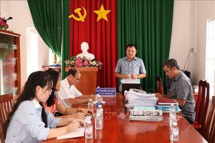 Bí thư chi bộ Nguyễn Văn Nhỏ chủ trì một buổi sinh hoạt chi bộ.