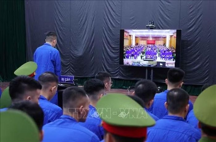 Bị cáo khai báo trước tòa tại điểm cầu hội trường Trại tạm giam số 1 (Công an Hà Nội). Ảnh: Văn Điệp/TTXVN