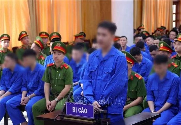 Bị cáo Phạm Tiến Dũng khai báo trước tòa tại điểm cầu hội trường Trại tạm giam số 1 (Công an Hà Nội). Ảnh: Văn Điệp/TTXVN