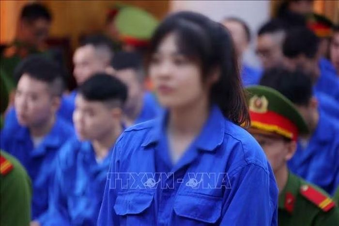 Bị cáo Đinh Thị Thảo khai báo trước tòa tại điểm cầu hội trường Trại tạm giam số 1 (Công an Hà Nội). Ảnh: Văn Điệp/TTXVN