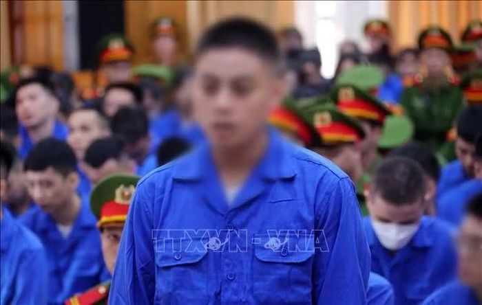 Bị cáo Phan Trí Thành khai báo trước tòa tại điểm cầu hội trường Trại tạm giam số 1 (Công an Hà Nội). Ảnh: Văn Điệp/TTXVN
