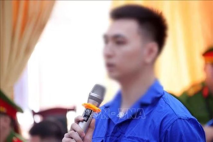 Bị cáo Lưu Việt Tuấn khai báo trước tòa tại điểm cầu hội trường Trại tạm giam số 1 (Công an Hà Nội). Ảnh: Văn Điệp/TTXVN