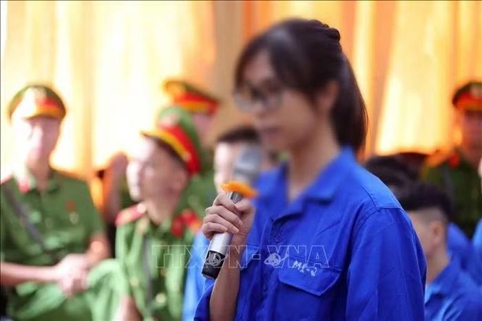 Bị cáo Nguyễn Thị Bích khai báo trước tòa tại điểm cầu hội trường Trại tạm giam số 1 (Công an Hà Nội). Ảnh: Văn Điệp/TTXVN