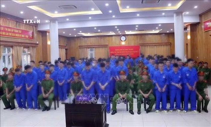 Các bị cáo tại phòng xét xử điểm cầu hội trường Trại tạm giam số 1 (Công an Hà Nội). Ảnh: Văn Điệp/TTXVN