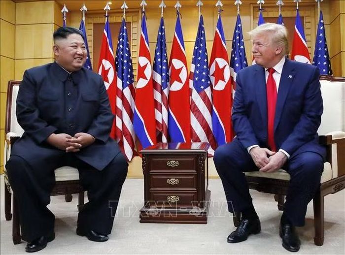 Tổng thống Mỹ Donald Trump (phải) và nhà lãnh đạo Triều Tiên Kim Jong Un tại cuộc gặp ở làng đình chiến Panmunjom (Bàn Môn Điếm) ở biên giới liên Triều, ngày 30/6/2019. Ảnh tư liệu: Yonhap/TTXVN