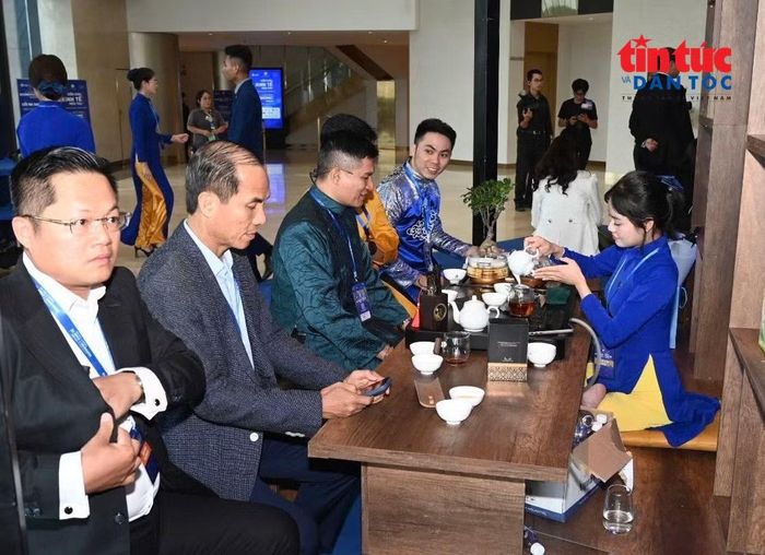 Tại Diễn đàn Kinh tế Mùa thu còn có không gian thưởng trà dành cho các đại biểu tham gia.