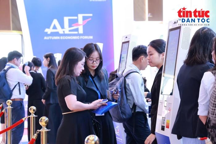 Khu vực trưng bày tạo cơ hội kết nối doanh nghiệp, chia sẻ ý tưởng và tìm kiếm đối tác công nghệ.