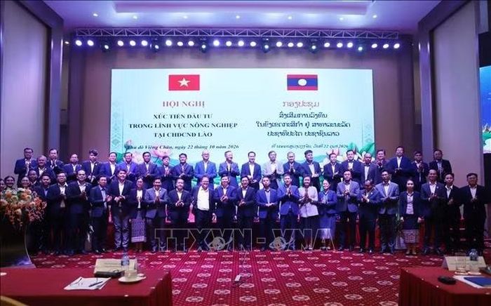 Các đại biểu là lãnh đạo các bộ, ngành Trung ương và địa phương của Lào cùng đại diện các doanh nghiệp Việt Nam đang đầu tư tại Lào chụp ảnh kỷ niệm thể hiện quyết tâm thúc đẩy tăng cường đầu tư vào lĩnh vực nông nghiệp tại Lào. Ảnh: Xuân Tú/PV TTXVN tại Lào