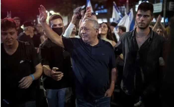 Chủ tịch đảng Yashar, ông Gadi Eisenkot, tham dự một cuộc biểu tình tại Quảng trường Con tin ở Tel Aviv ngày 24/10. Ảnh: Flash90 Israel