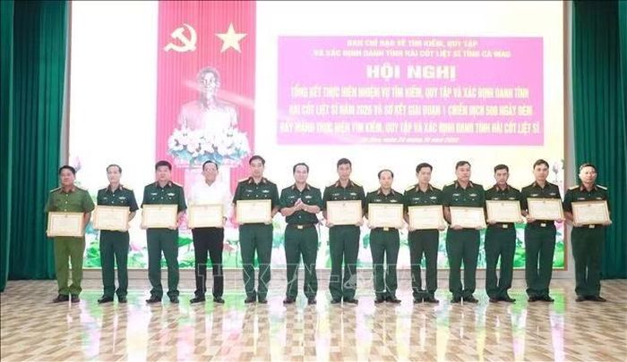 Đại tá Trần Quốc Dẹn, Phó Chính ủy Bộ Chỉ huy Quân sự tỉnh Cà Mau trao Bằng khen của Chủ tịch UBND tỉnh Cà Mau cho các cá nhân có thành tích xuất sắc.