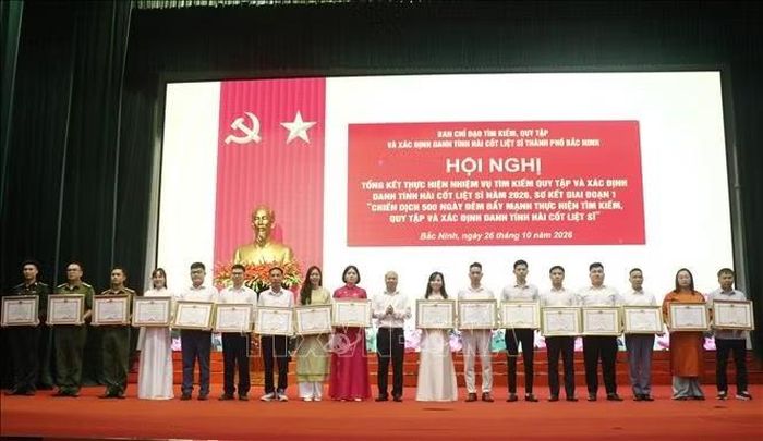 Các cá nhân có thành tích trong thực hiện nhiệm vụ tìm kiếm, quy tập và xác định danh tính hài cốt liệt sĩ được nhận Bằng khen của Chủ tịch UBND thành phố Bắc Ninh.