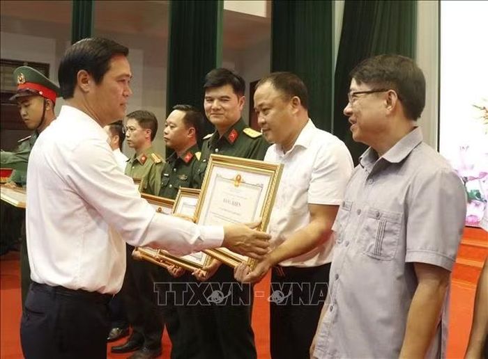 Phó Chủ tịch UBND thành phố Bắc Ninh Lê Xuân Lợi trao Bằng khen cho các tập thể có thành tích trong thực hiện nhiệm vụ tìm kiếm, quy tập và xác định danh tính hài cốt liệt sĩ.