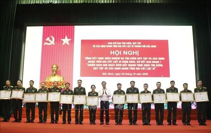 Các cá nhân có thành tích trong thực hiện nhiệm vụ tìm kiếm, quy tập và xác định danh tính hài cốt liệt sĩ được nhận Bằng khen của Chủ tịch UBND thành phố Bắc Ninh.