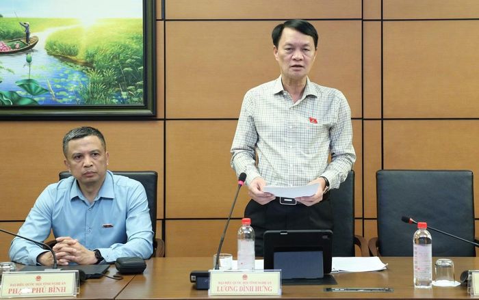 Thiếu tướng Lương Đình Hưng, Phó Tư lệnh Pháp luật BTL Cảnh sát biển, đại biểu Quốc hội tỉnh Nghệ An phát biểu tại tổ thảo luận.