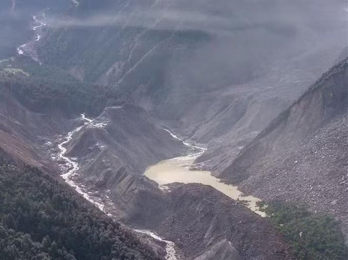 Một hồ chắn hình thành sau vụ sạt lở đất tại Nepal ngày 27/8/2026. Ảnh: THX/TTXVN phát