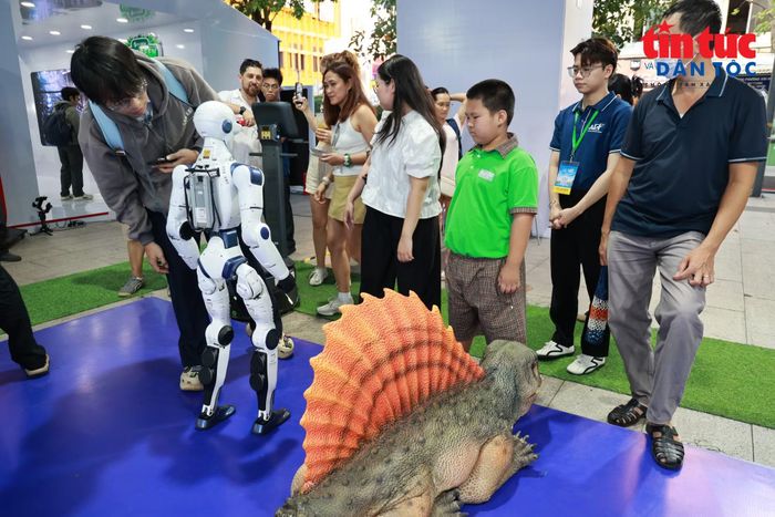 Người dân tham quan khu trưng bày robot hình người tại GRECO 2026.