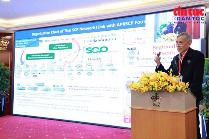 TS. Chaiyod Bunyagidj, đại diện Mạng lưới sản xuất và tiêu dùng bền vững Thái Lan (Thai SCP Net), chia sẻ kinh nghiệm của Thái Lan.