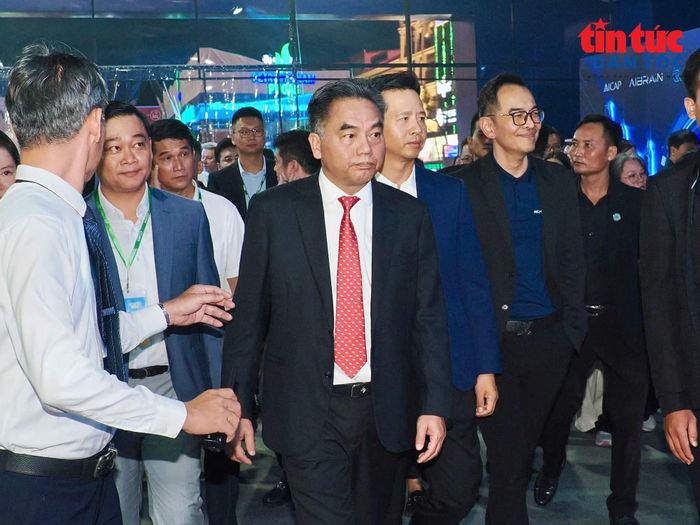 Các đại biểu tham quan không gian tại GRECO vào tối 26/10.