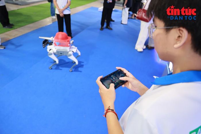 Người dân thoả sức trải nghiệm điều khiển robot khi tham quan.