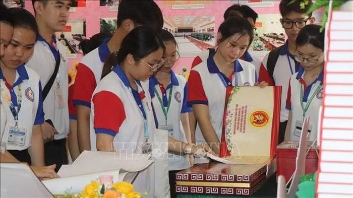 Học sinh, sinh viên tìm hiểu lịch sử thông qua sách, hiện vật trưng bày.