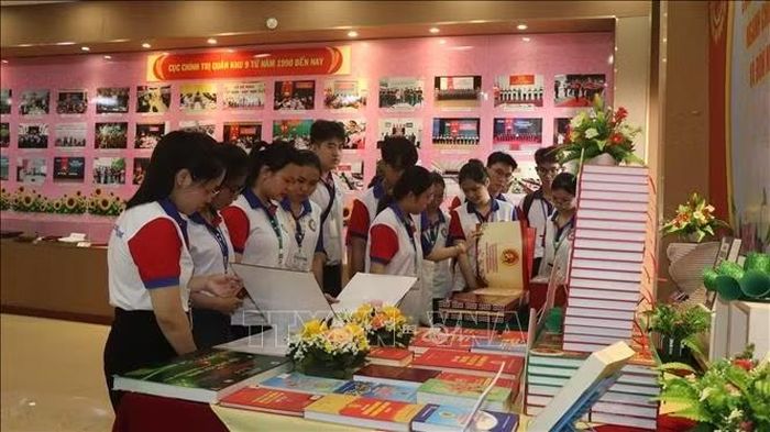 Học sinh, sinh viên tìm hiểu lịch sử thông qua sách, hiện vật trưng bày.