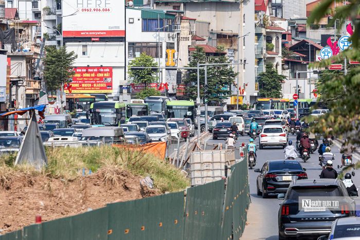 Tại nút giao Âu Cơ - Xuân Diệu, lực lượng CSGT được bố trí thường xuyên để điều tiết, hướng dẫn các phương tiện qua khu vực.