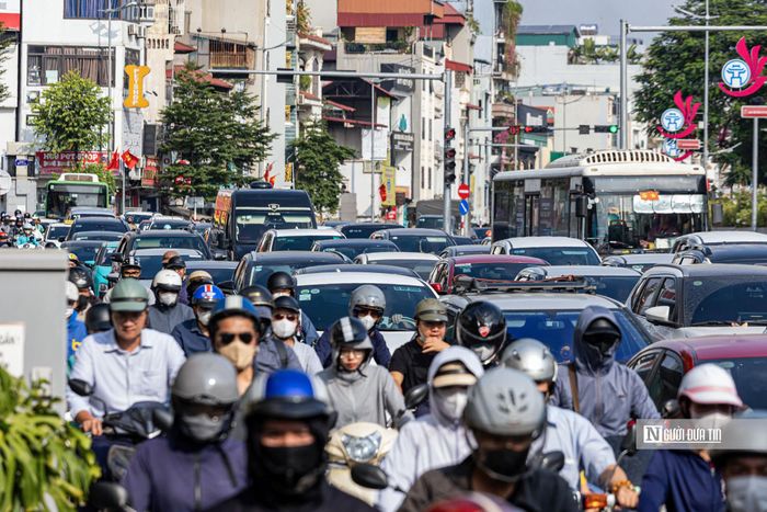 Ô tô, xe máy nối đuôi nhau, nhích từng chút qua khu vực rào chắn.