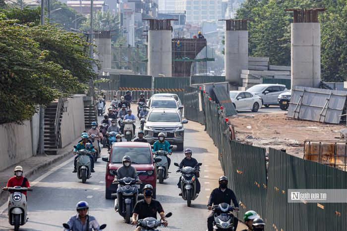 Tại đường Âu Cơ, hàng rào tôn cũng được lắp đặt trên dải phân cách giữa để phục vụ thi công mố trụ và tường chắn sau mố. Khu vực rào chắn dài khoảng 150m, rộng 16-17m, phần mặt đường còn lại rộng 6-7,5m.