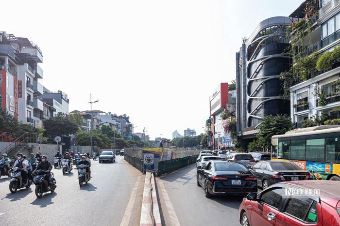 Phương tiện từ Yên Phụ đi Thanh Niên được hướng dẫn qua Cửa Bắc - Thụy Khuê, trong khi xe từ Yên Phụ nhỏ có thể đi thẳng về trung tâm thành phố hoặc rẽ phải vào đường Thanh Niên.
