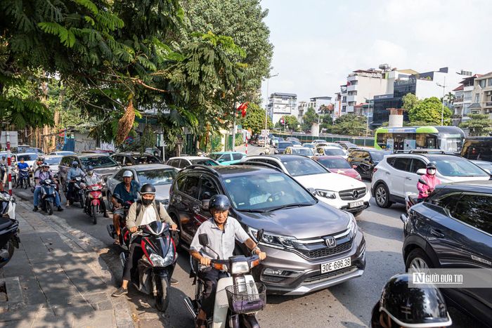 Về hướng đi, phương tiện từ cầu Nhật Tân vào trung tâm thành phố được hướng dẫn theo đường Âu Cơ, sau đó rẽ vào phố Yên Phụ nhỏ để ra nút giao Thanh Niên - Yên Phụ.