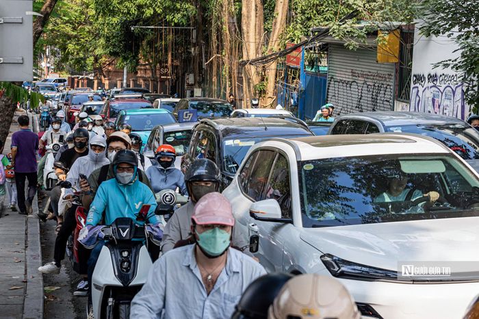 Tại phố Yên Phụ nhỏ hướng ra nút giao Thanh Niên - Yên Phụ luôn trong tình trạng đông đúc, các phương tiện ken đặc, di chuyển chậm.
