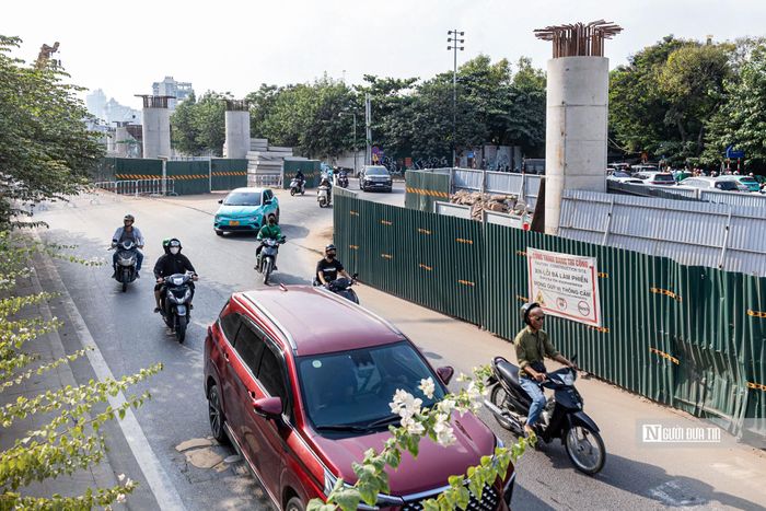 Ở chiều ngược lại, phương tiện đến ngõ 276 Nghi Tàm có thể đi qua lối mở tạm trên đường Nghi Tàm hoặc theo tuyến sát đê và đường công trường để ra đường Âu Cơ, hướng về cầu Nhật Tân.