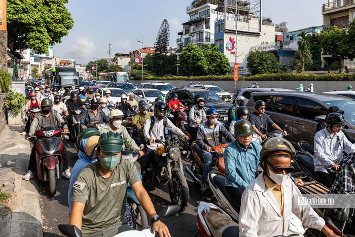 Theo ghi nhận của Người Đưa Tin trong những ngày đầu tổ chức điều chỉnh giao thông để phục vụ thi công giai đoạn 3 dự án cầu Tứ Liên và đường dẫn khiến cho tuyến đường luôn trong tình trạng quá tải, đặc biệt vào khung giờ cao điểm. 