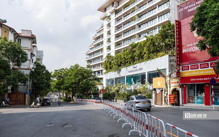 Theo đó, xe từ đường Thanh Niên và An Dương chủ yếu rẽ phải, sau đó quay đầu tại các điểm được bố trí để đi theo lộ trình mới.
