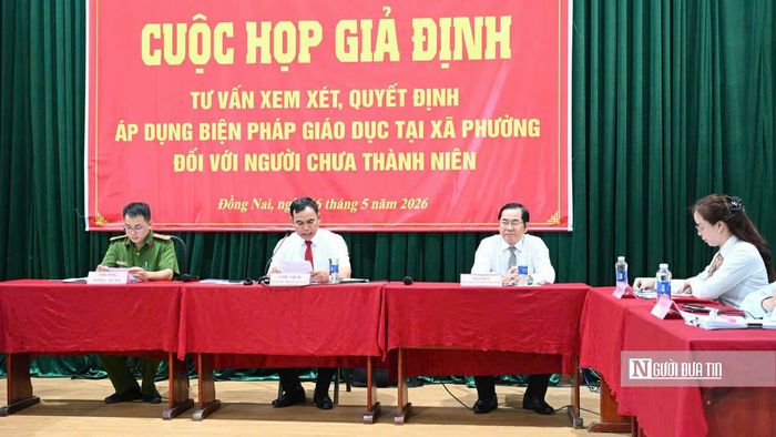 Các luật gia tham gia phiên tòa giả định, tuyên truyền, giáo dục pháp luật và nâng cao ý thức chấp hành pháp luật cho học sinh.