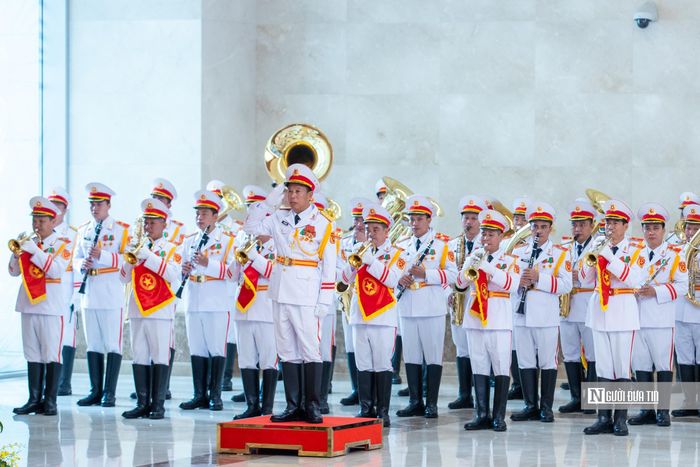 Quân nhạc cử Quốc thiều hai nước.