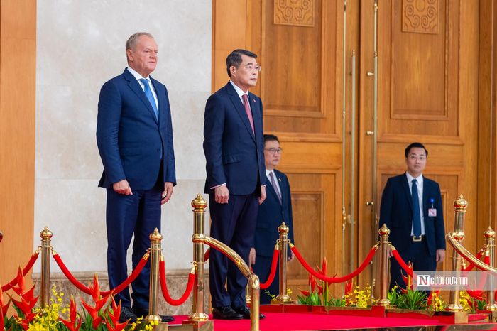 Trong tiếng nhạc chào mừng Thủ tướng Lê Minh Hưng và Thủ tướng Donald Tusk bước lên bục danh dự tại sảnh chính Trụ sở Chính phủ.