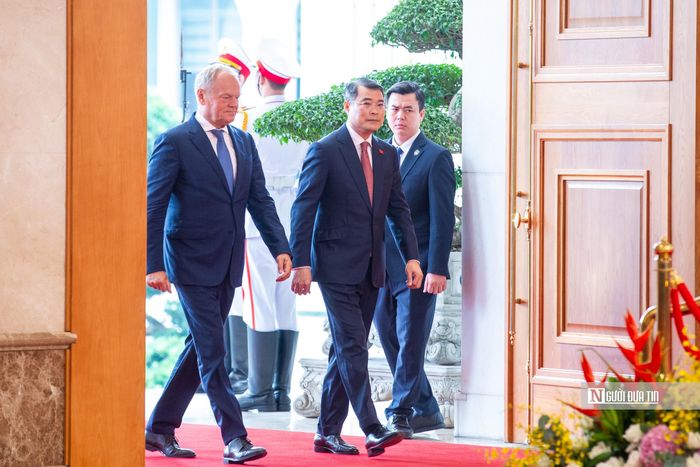 Trong không khí thân tình, hữu nghị, Thủ tướng Lê Minh Hưng có mặt tại thảm đỏ nồng nhiệt chào đón Thủ tướng Thủ tướng Ba Lan Donald Tusk. Đây là chuyến thăm chính thức Việt Nam đầu tiên của ông Donald Tusk trong nhiệm kỳ Thủ tướng Ba Lan lần này.