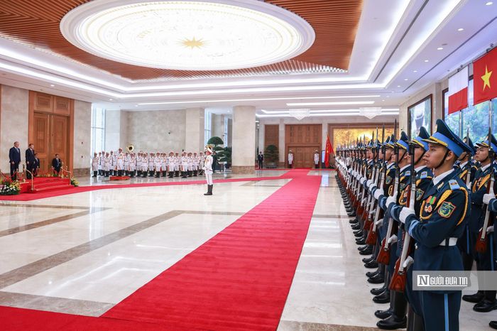 Toàn cảnh lễ đón Thủ tướng Ba Lan Donald Tusk tại Trụ sở Chính phủ.