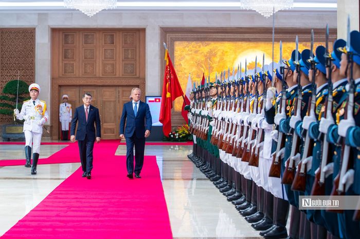 Hai nhà lãnh đạo duyệt Đội Danh dự Quân đội nhân dân Việt Nam.