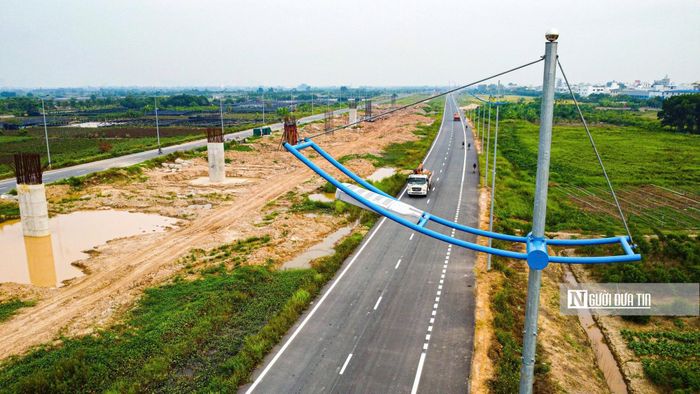 Hệ thống chiếu sáng trên đoạn đường vừa thông cũng được bố trí đầy đủ đảm bảo các yếu tố cho người tham gia giao thông.