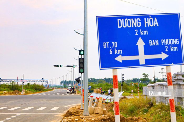 Biển chỉ dẫn giao thông cũng đang được đơn vị thi công thực hiện cắm tại các nút giao.