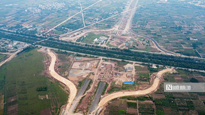 Quan sát từ trên cao có thể thấy các nút giao thông lớn đang thành hình của dự án vành đai 4. Trước đó, từ ngày 10.10, các phương tiện được phép lưu thông tạm trên đường song hành Vành đai 4 dài 15km đoạn từ đê Hữu Hồng (cầu Hồng Hà, Km14+850) đến Đại lộ Thăng Long (Km29+200).