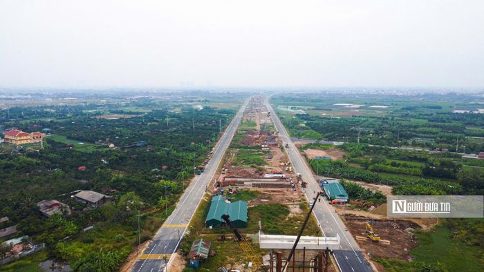7 dự án thành phần, bao gồm 3 dự án bồi thường, hỗ trợ, tái định cư; 3 dự án đầu tư xây dựng đường song hành (đường đô thị) theo hình thức đầu tư công và 1 dự án đầu tư xây dựng đường cao tốc theo phương thức đối tác công tư (PPP).