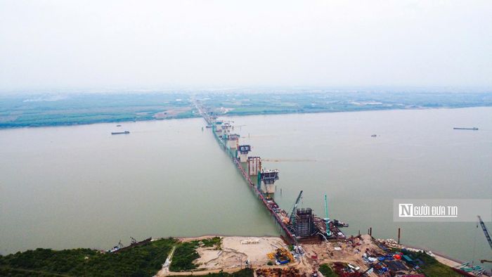 Cầu Hồng Hà nằm trong mảnh ghép kết nối tuyến vành đai 4 cũng đang gấp rút được triển khai và được kết nối thẳng với các dự án thành phần. Phấn đấu thông xe kỹ thuật trước Hội nghị APEC 2027, ưu tiên hoàn thành sớm các nhánh rẽ phải tại các nút giao liên thông.
