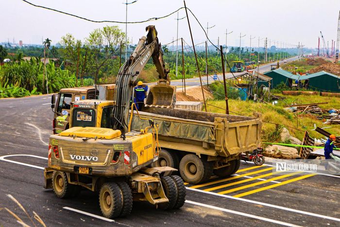 Cùng với các công nhân, rất nhiều máy móc được nhà thầu sử dụng để tăng hiệu suất thi công và gấp rút hoàn thiện công trình. Đến nay, dự án đã thi công hoàn thành được khoảng 40/50,85km bê tông nhựa (trong đó bê tông nhựa HHR25 khoảng 40km, bê tông nhựa C19 khoảng 38km, bê tông nhựa C16 khoảng 29km).