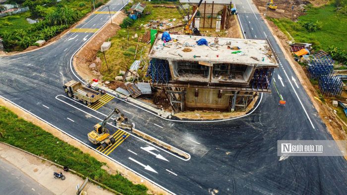 Nhiều vị trí đã được thảm nhựa đường và được phân làn đường, trong hình là một móng trụ cầu đang gấp rút được hoàn thành.