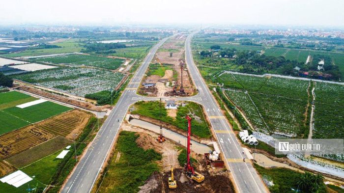 Tổng chiều dài khoảng 113,52km (trong đó 103,82km tuyến chính và 9,7km đoạn tuyến nối theo hướng cao tốc Nội Bài - Hạ Long). 15km đường song hành Vành đai 4 thông xe kỹ thuật ngày 10.10. Mỗi chiều đường được bố trí 3 làn xe.